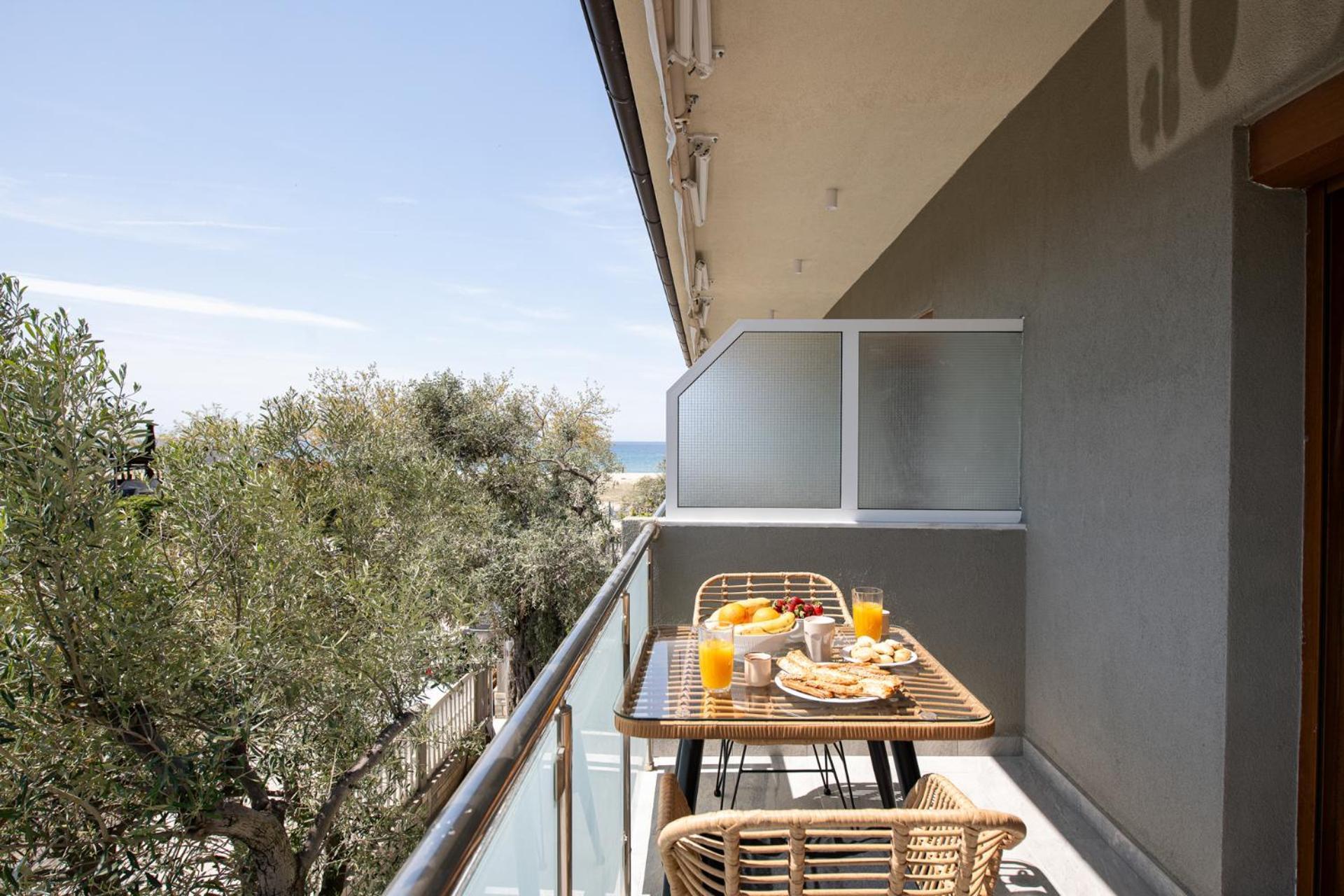 Olivento Beach Front Suites Потос Екстериор снимка