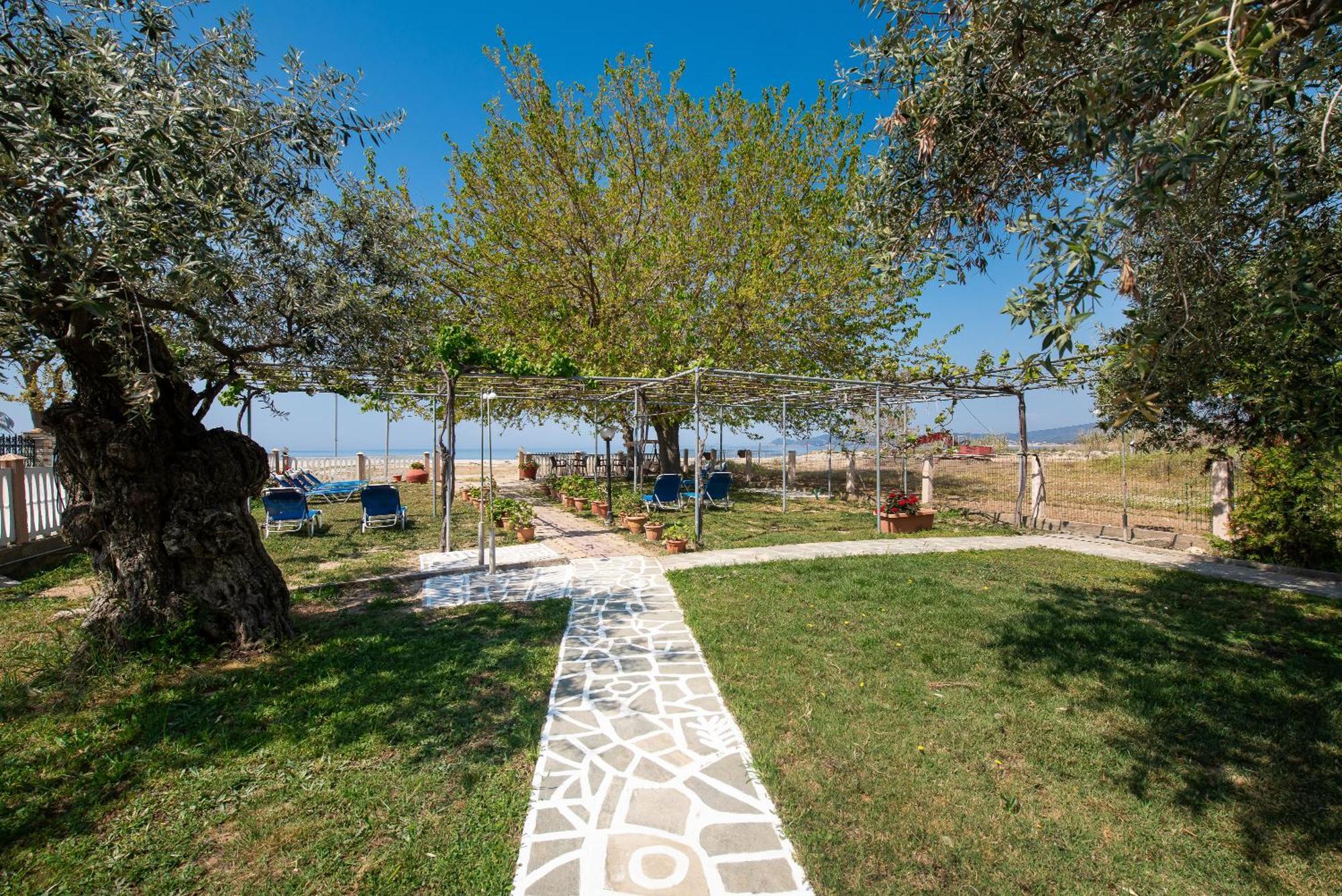 Olivento Beach Front Suites Потос Екстериор снимка