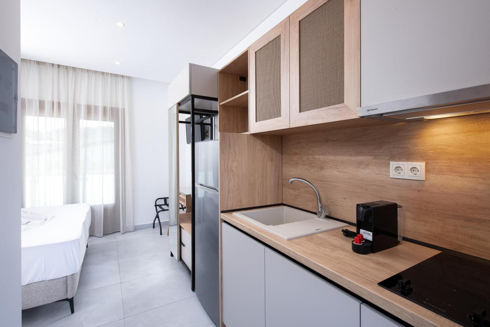 Olivento Beach Front Suites Потос Екстериор снимка