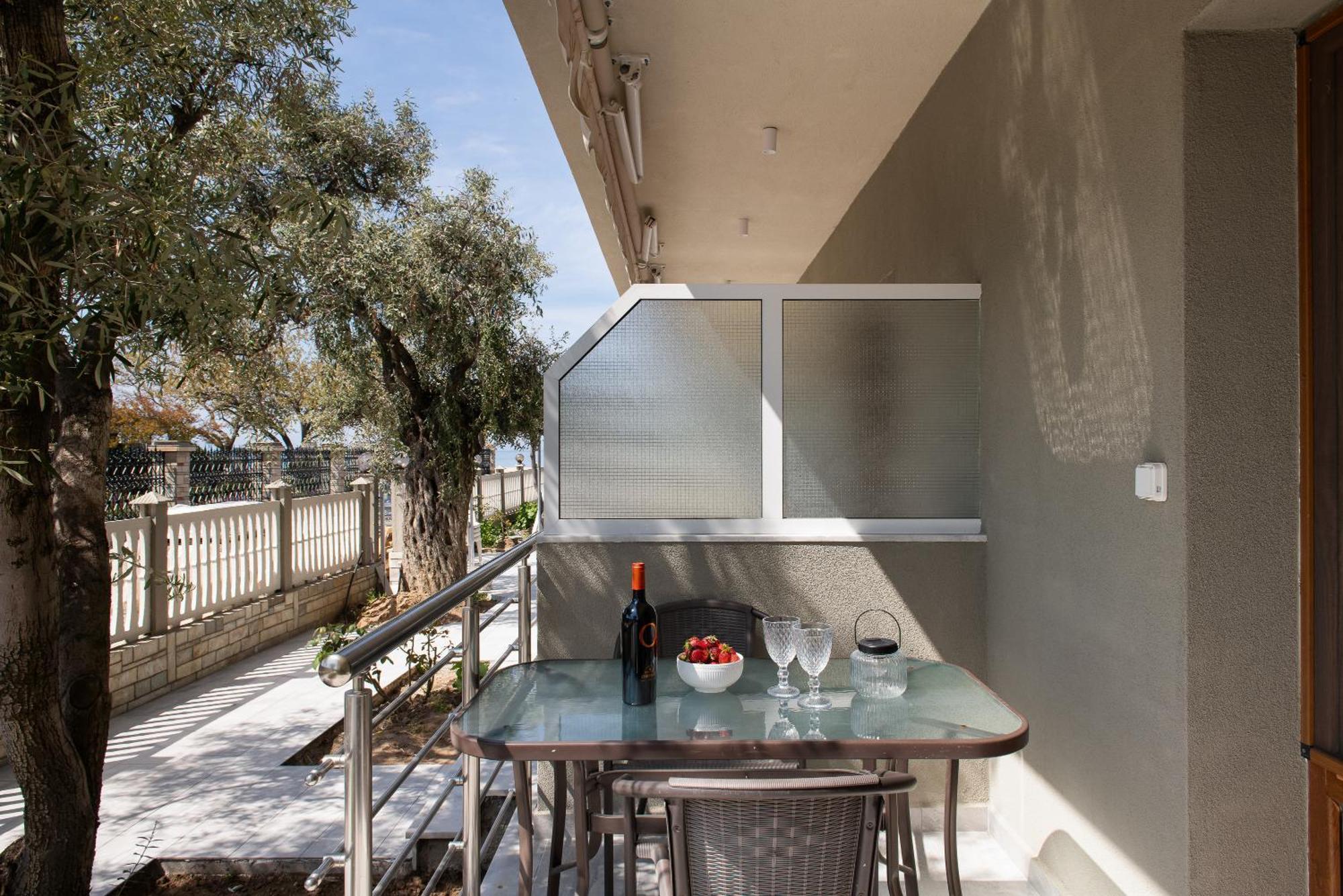 Olivento Beach Front Suites Потос Екстериор снимка
