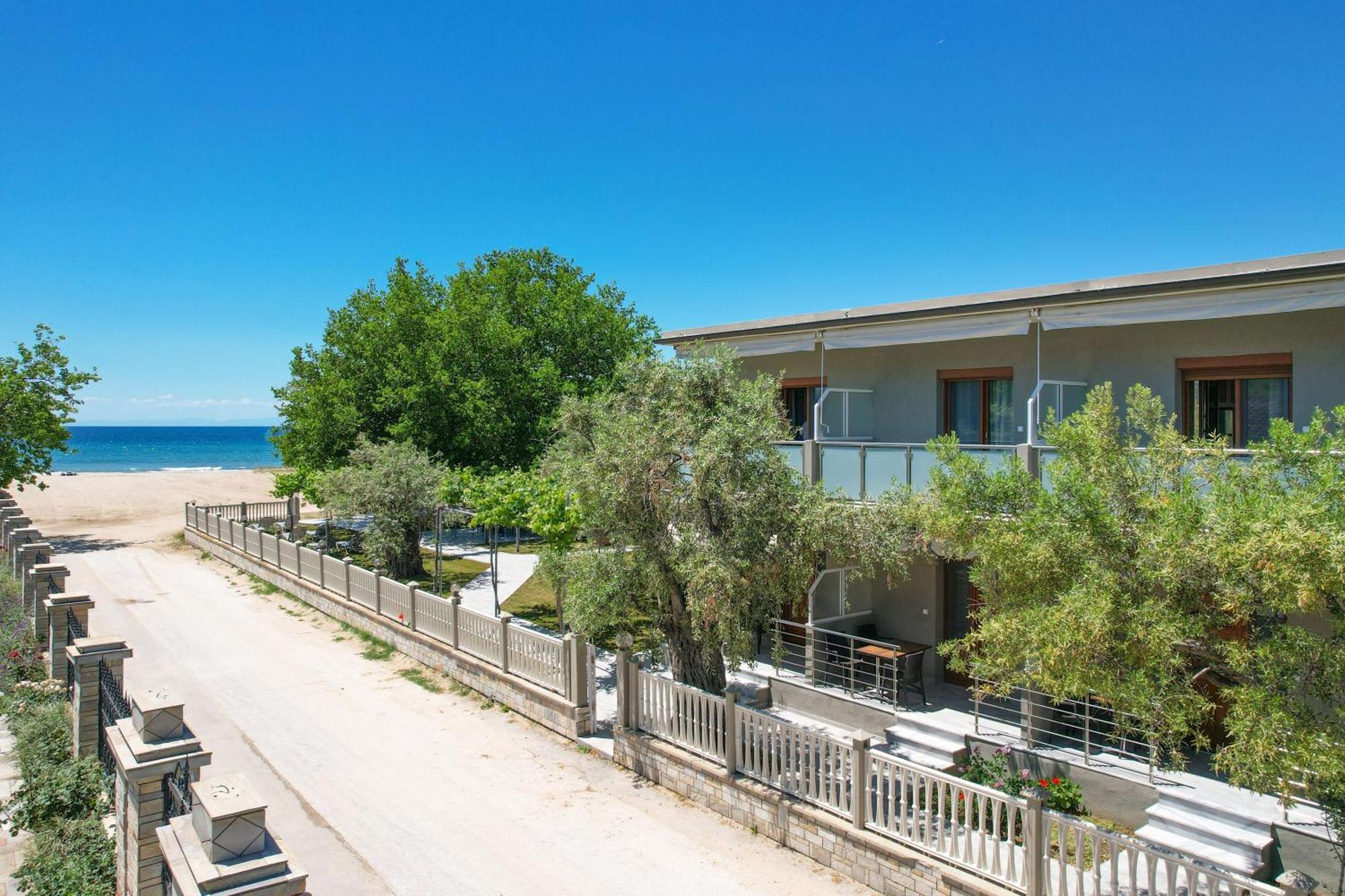 Olivento Beach Front Suites Потос Екстериор снимка