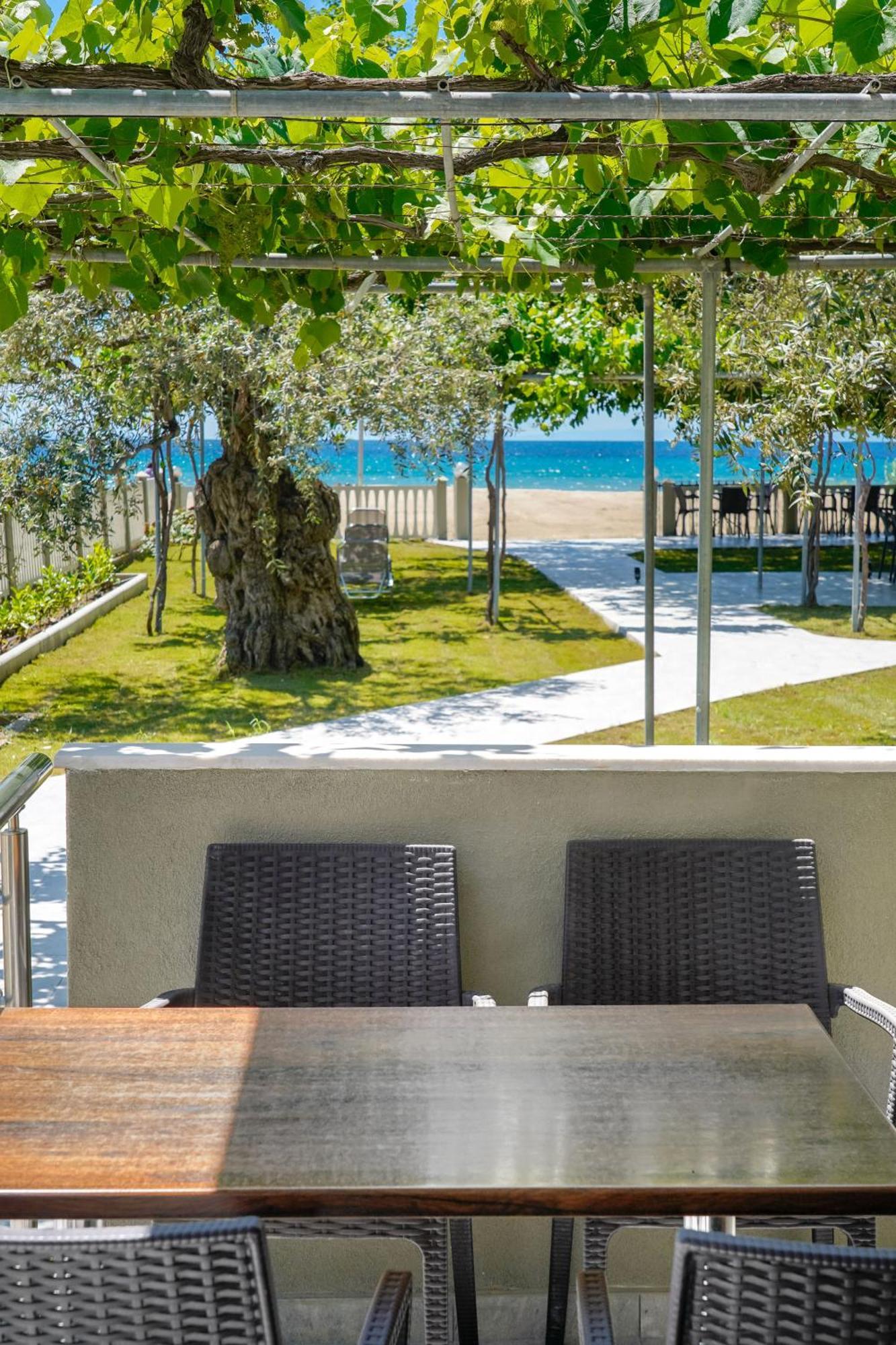 Olivento Beach Front Suites Потос Екстериор снимка